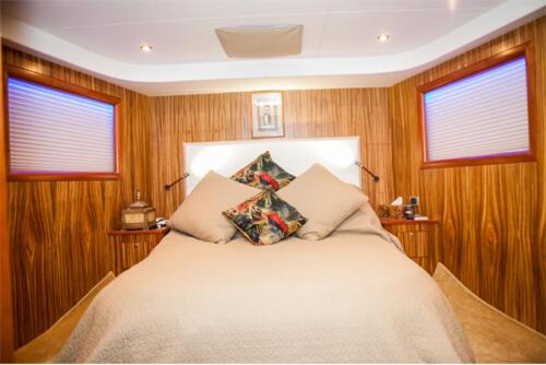 85ft Bu Mubarak with Jacuzzi master cabin bedroom Dubai yacht rental