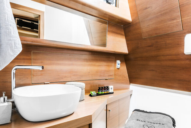 Luxurious 42ft Blue Yonder master cabin bedroom Dubai yacht rental