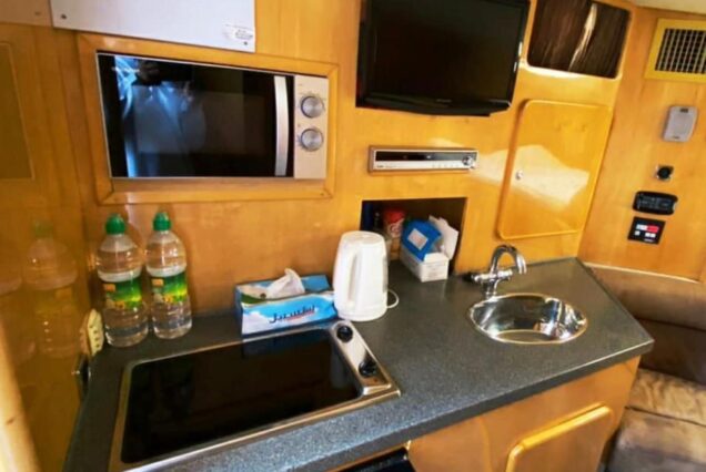 40ft Italian yacht with mini kitchen Dubai Marina charter