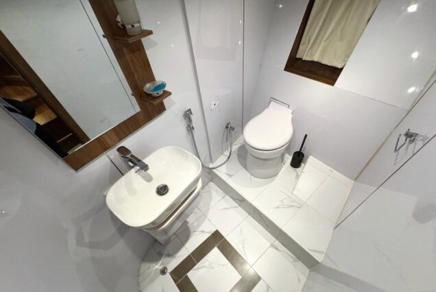 The 100ft Black Omega is equipped with modern washrooms for guests’ comfort and convenience.