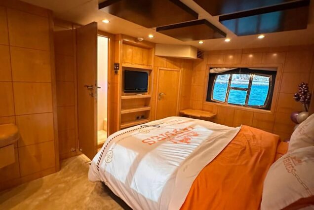 82ft Duretti with Jacuzzi (Refitted 2025) master cabin bedroom Dubai yacht rental