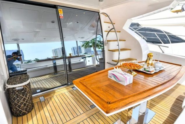 56ft Royal Deluxe Dubai boarding area with convenient access to all deck spaces